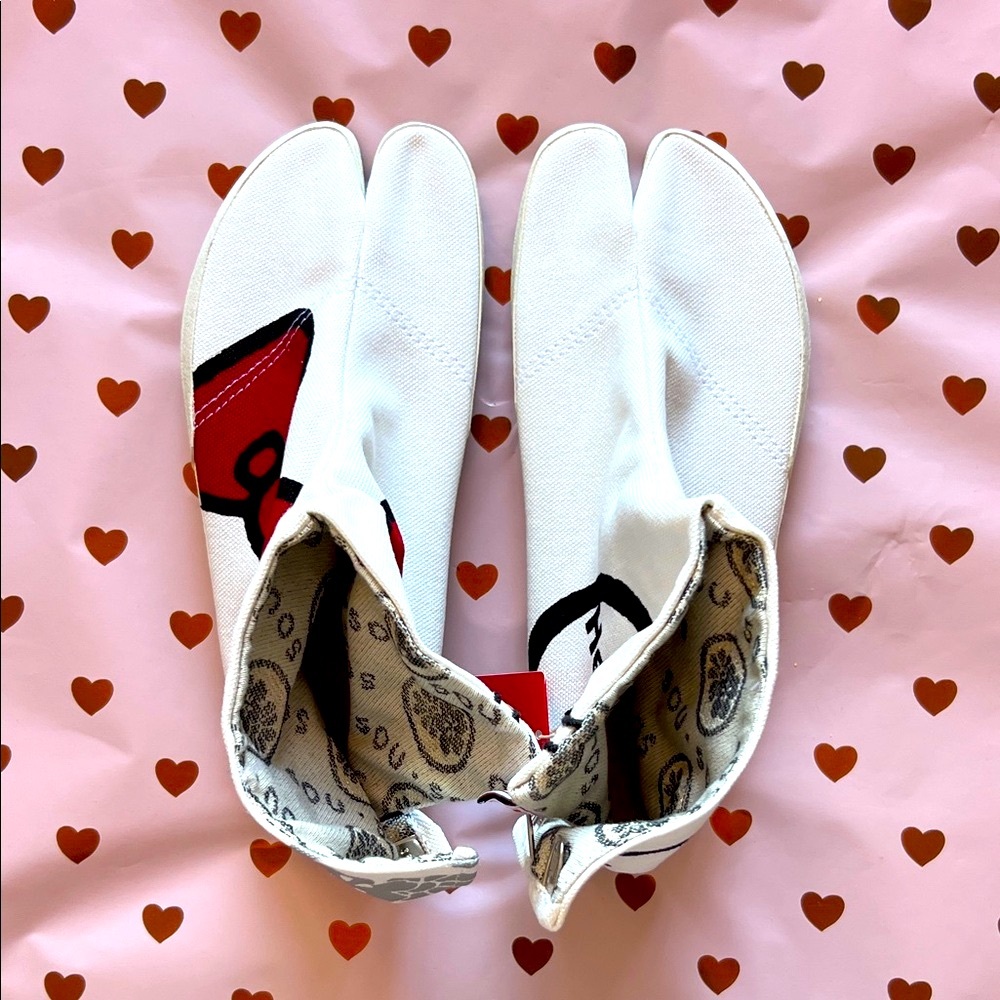 Hello Kitty Chic Women's White and Red Split Toe Sneakers